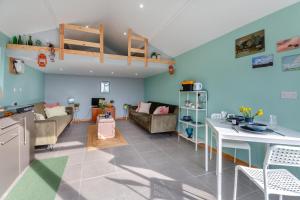 cocina y sala de estar con altillo en Cuddfan Bach, en Ffestiniog