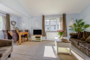 una sala de estar con un sofá y una mesa en Heather - Bude, en Bude