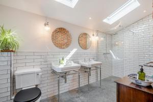 een badkamer met twee wastafels en twee spiegels bij Great Knights Cottage in Westfield +15 foto's