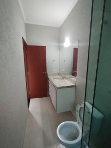 Ένα μπάνιο στο Bairro Tiradentes - casa 3 quartos com ar