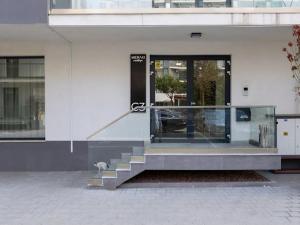 a cat sitting in front of a building at Apartament Lara mamaia in Mamaia Sat/Năvodari