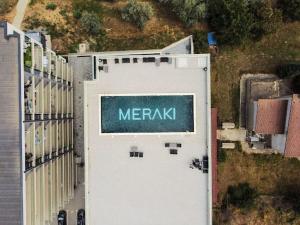 a street sign on the side of a building at Apartament Lara mamaia in Mamaia Sat/Năvodari +13 photos