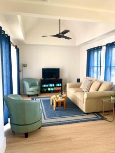 un soggiorno con un divano e una TV di Bright, Stylish 2BR, 2 Bath Near Beach with Outdoor Shower a Belmar