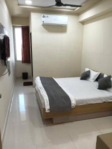 1 dormitorio con 1 cama y aire acondicionado en hotel sky inn, en Jāmb