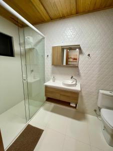 a bathroom with a toilet and a sink and a shower at Rancho Áustria - Hospedagem Exclusiva in Treze Tílias