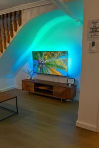 a flat screen tv sitting on a stand in a room at Alojamiento Rural Ciudad Monumental in Baeza