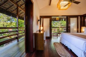 a bedroom with a bed and a room with windows at Villa Ventana - Aldeia Jericoacoara Group in Jericoacoara +55 photos