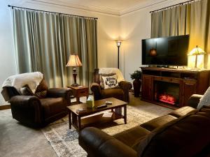 黑斯廷斯Colossal Craftsman的带沙发、电视和壁炉的客厅