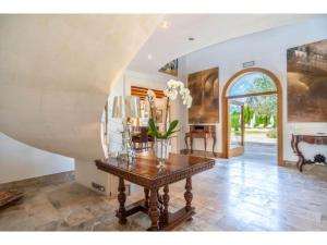 Una sala de estar con una mesa con flores. en Villa in Mallorca with Event Space & Chill Out, en Selva