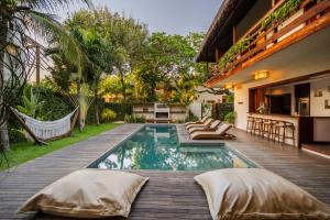 a backyard with a swimming pool and a wooden deck at Villa Ventana - Aldeia Jericoacoara Group in Jericoacoara