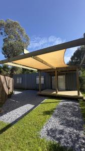 ein Gebäude mit Markise auf einem Hof in der Unterkunft Casa contenedor VoVo in Barra de Portezuelo