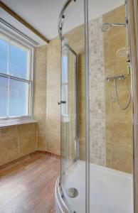 ein Badezimmer mit Dusche mit Glastür in der Unterkunft The Orangery Lynton Cottage in Lynmouth