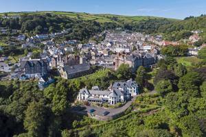 eine Luftaufnahme einer Stadt mit Häusern und Bäumen in der Unterkunft The Orangery Lynton Cottage in Lynmouth
