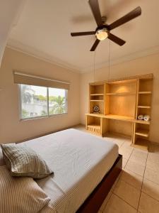 a bedroom with a bed and a ceiling fan at Casa Bonampak 1 in Cancún