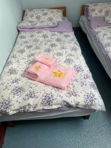 two beds in a bedroom with pink towels on them at Wiejskie Kwatery Dolina Baryczy in Ujeździec Mały +24 photos