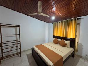 a bedroom with a bed and a ceiling fan at Vintage Voyage Villa in Negombo