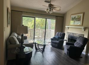 Гостиная зона в Exquisite 3 bedroom, 3 bath villa - 19E West Hyde Park - Kingston Plantation villa