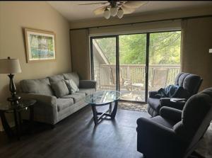Гостиная зона в Exquisite 3 bedroom, 3 bath villa - 19E West Hyde Park - Kingston Plantation villa
