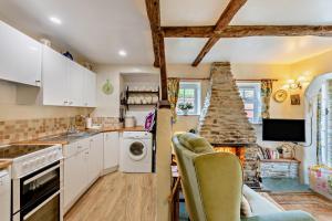 DuloeBramble Cottage - Duloe的厨房配有白色橱柜和炉灶烤箱