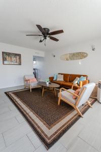 オーシャンサイドにある2bd Suite Steps To Beach! - Private Patio & Grill!のソファとテーブルのあるリビングルーム