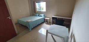 Apartamento perto de tudo no CDE في سيوداد ديل إستي: غرفة نوم صغيرة بها سرير وكرسي