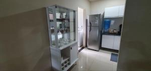 Apartamento perto de tudo no CDE في سيوداد ديل إستي: مطبخ مع ثلاجة ورف مع كاسات