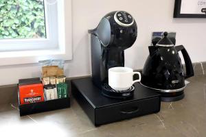 una cafetera y una cafetera sobre una mesa en Earl Grey Lodge - Luxury Escape near York, en Wilberfoss 25 fotos más