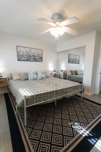 オーシャンサイドにある2bd Suite Steps To Beach! - Private Patio & Grill!のベッドルーム1室(大型ベッド1台、シーリングファン付)