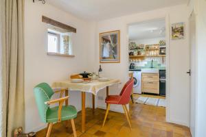 a dining room with a table and four chairs at Tump Cottage in Walford