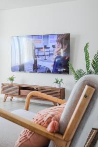 オーシャンサイドにある2bd Suite Steps To Beach! - Private Patio & Grill!のリビングルーム(テレビ、椅子付) +37枚の写真