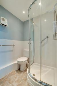 Un baño con inodoro y ducha en Flat 31 Clifton Court, en Croyde