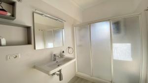 un bagno bianco con lavandino e doccia di Casa Blanca - Sunset Villa a Valle Gran Rey Altre 62 foto