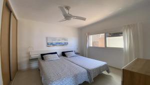 una camera da letto con un letto e un ventilatore a soffitto di Casa Blanca - Sunset Villa a Valle Gran Rey
