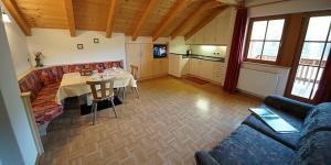 een woonkamer met een tafel en een bank bij Wirthof in La Valle