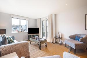 TV a/nebo společenská místnost v ubytování 7 The Old Station Masters House