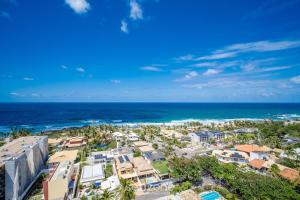 una vista aérea de una ciudad y el océano en Hospédese a pasos de la playa de Itapuã, con piscina y gimnasio - RGF, en Salvador