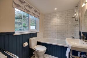 ein Badezimmer mit Toilette, Badewanne und Waschbecken in der Unterkunft Killas Cottage in Fowey