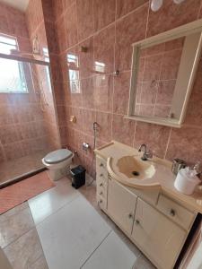ein Badezimmer mit Waschbecken und Toilette in der Unterkunft Apto no coração da Praia do Forte em Cabo Frio in Cabo Frio + 29 Fotos