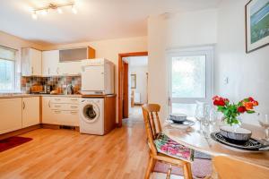 Una cocina con una mesa y un comedor. en Tremill Lodge, en Wadebridge