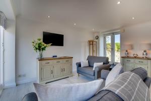een woonkamer met een bank en een tv bij 1 Bed in Padstow oc-p00730 in Padstow