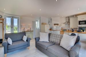 een woonkamer met twee banken en een keuken bij 1 Bed in Padstow oc-p00730 in Padstow