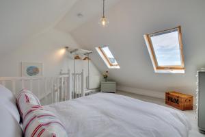 een slaapkamer met een bed en twee ramen bij 1 Bed in Padstow oc-p00730 in Padstow