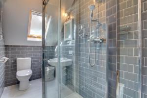 een badkamer met een douche, een toilet en een wastafel bij 1 Bed in Padstow oc-p00730 in Padstow +12 foto's