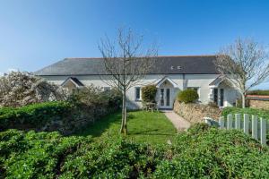 een wit huis met een hek ervoor bij 1 Bed in Padstow oc-p00730 in Padstow