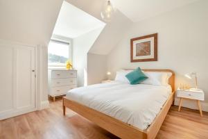 ein weißes Schlafzimmer mit einem Bett und einem Fenster in der Unterkunft 1 Bed in Looe oc-s29019 in Looe + 40 Fotos