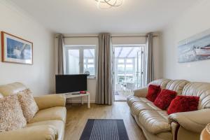 ein Wohnzimmer mit Sofa und Fernseher in der Unterkunft Mariners Rest in Bideford