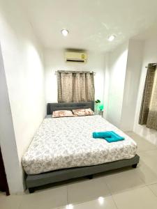 un dormitorio con una cama en una habitación en Warisa Grand 3 bedroom Villa, en Pattaya South