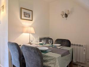 tavolo con sedie e tavolo con bicchieri da vino di Mill Race Cottage a Chapel Stile Altre 5 foto