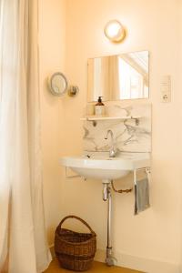 un baño con lavabo y espejo en Luxury Family Apartment with canal & Peperbus view, en Zwolle