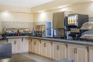 a kitchen with aasteryasteryasteryasteryasteryasteryasteryasteryasteryasteryasteryastery at Best Western Plus Woodstock Hotel Conference Centre in Woodstock